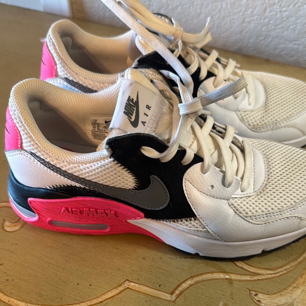 Nike Air Max women shoes Size 7 shoes used a couple of times practically new.